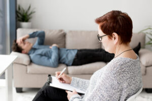 front-view-psychologist-patient